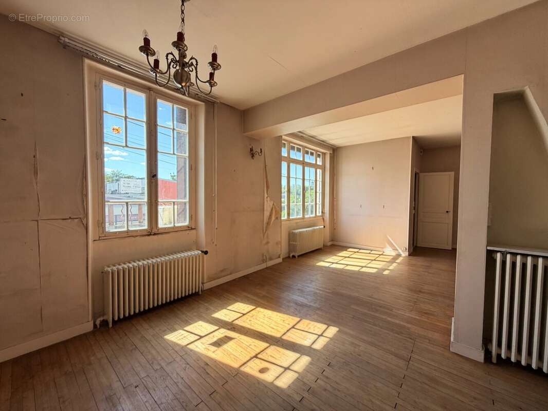 Maison de ville avec garage et beau potentiel au cœur de Ruffec - photo 3