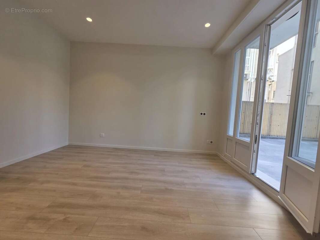 Nice – carré d’or  3 pièces rénové 3 min de la mer avec 2 balcon - photo 5