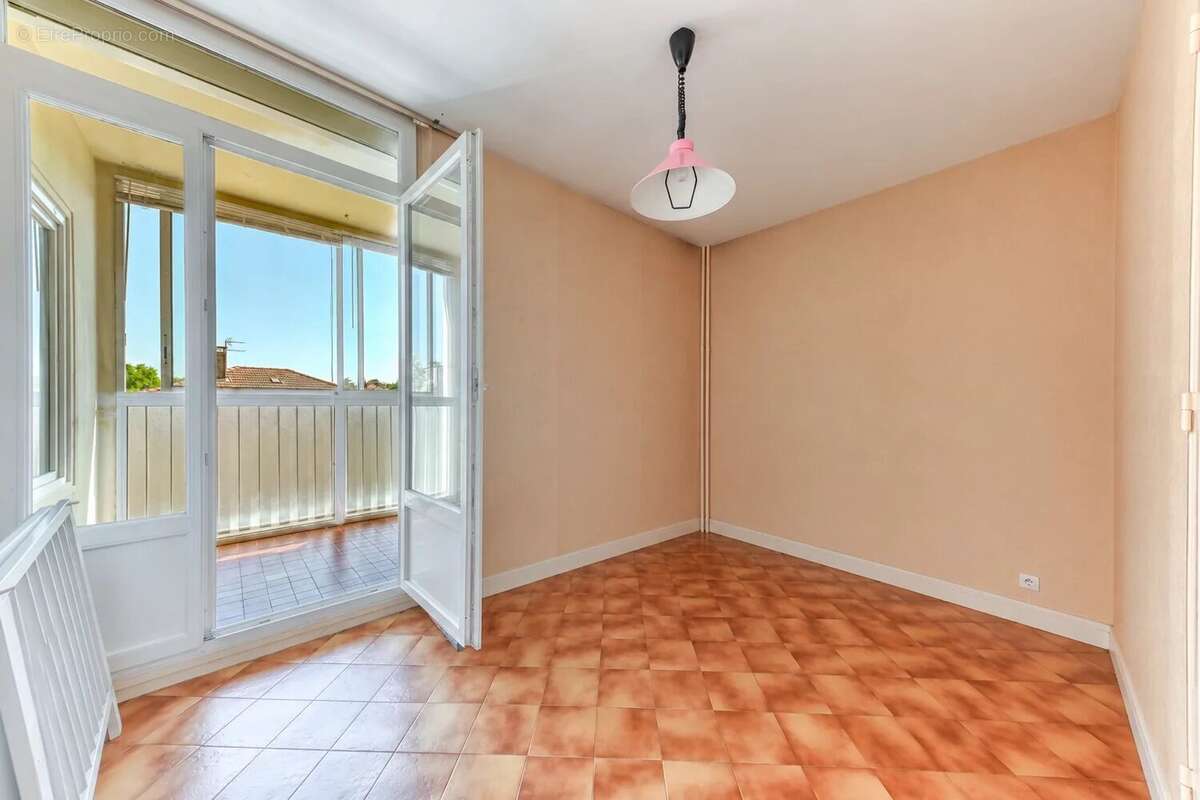 T4 traversant quartier PASTEUR, 75,83 m² / Loggia fermée / Balcon / Parking collectif - photo 10