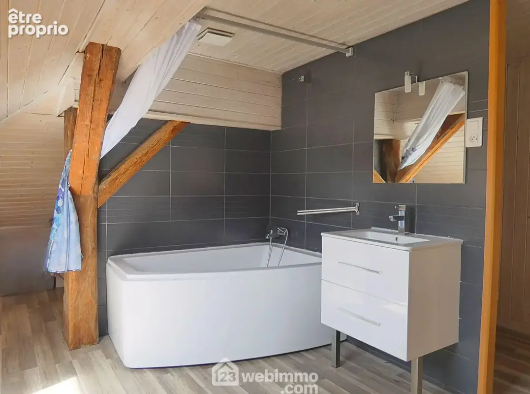... Avec sa salle de bain ouverte et son toilette privatif