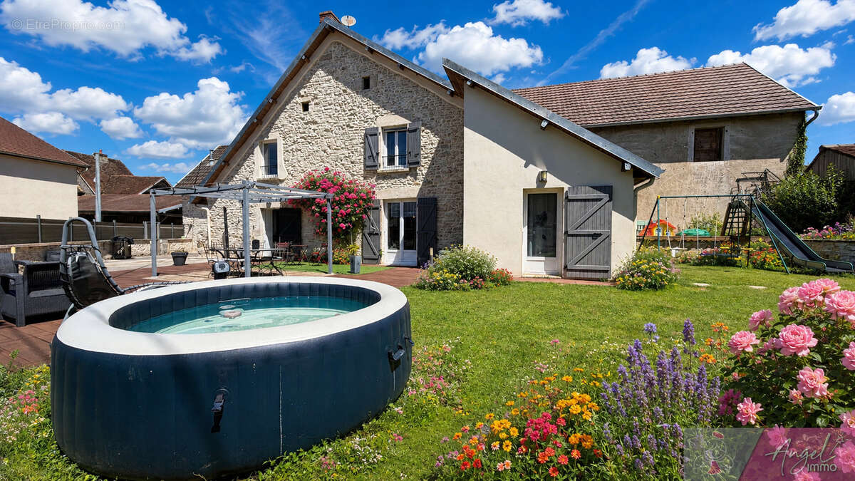 Maison à CHENEVREY-ET-MOROGNE