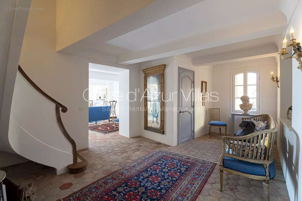 Maison à CHATEAUNEUF-GRASSE