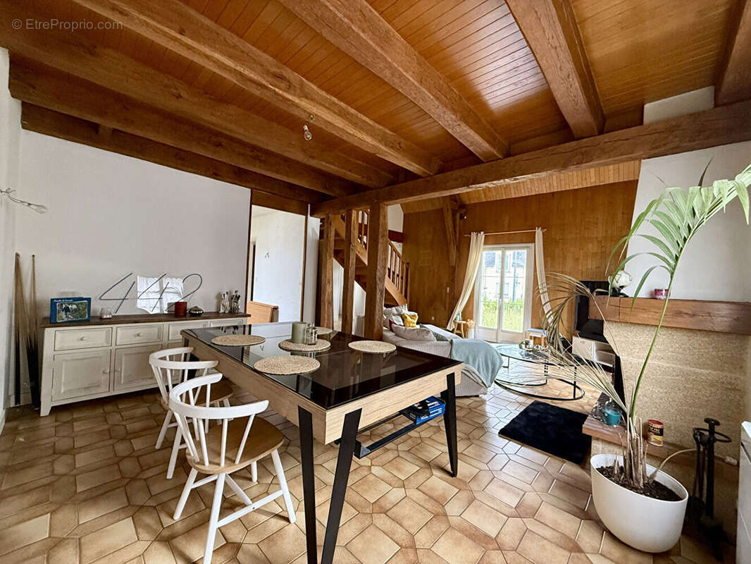 Maison à LA VILLE-AUX-DAMES