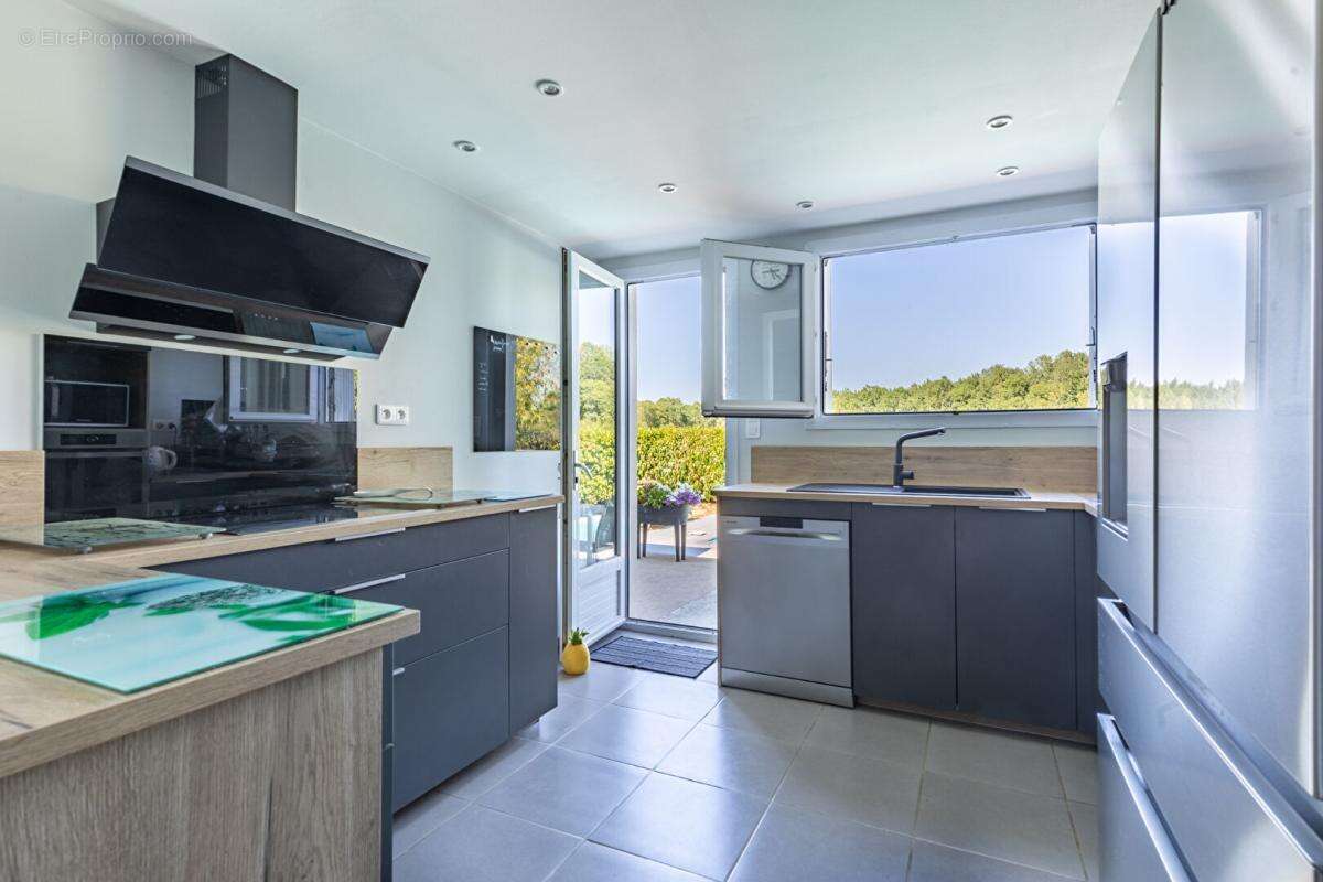 Maison Cugand 5 P . 4 Chs . 121.69 M² . T 1276 M² . Piscine avec abri . Garages . Terrasse - photo 10
