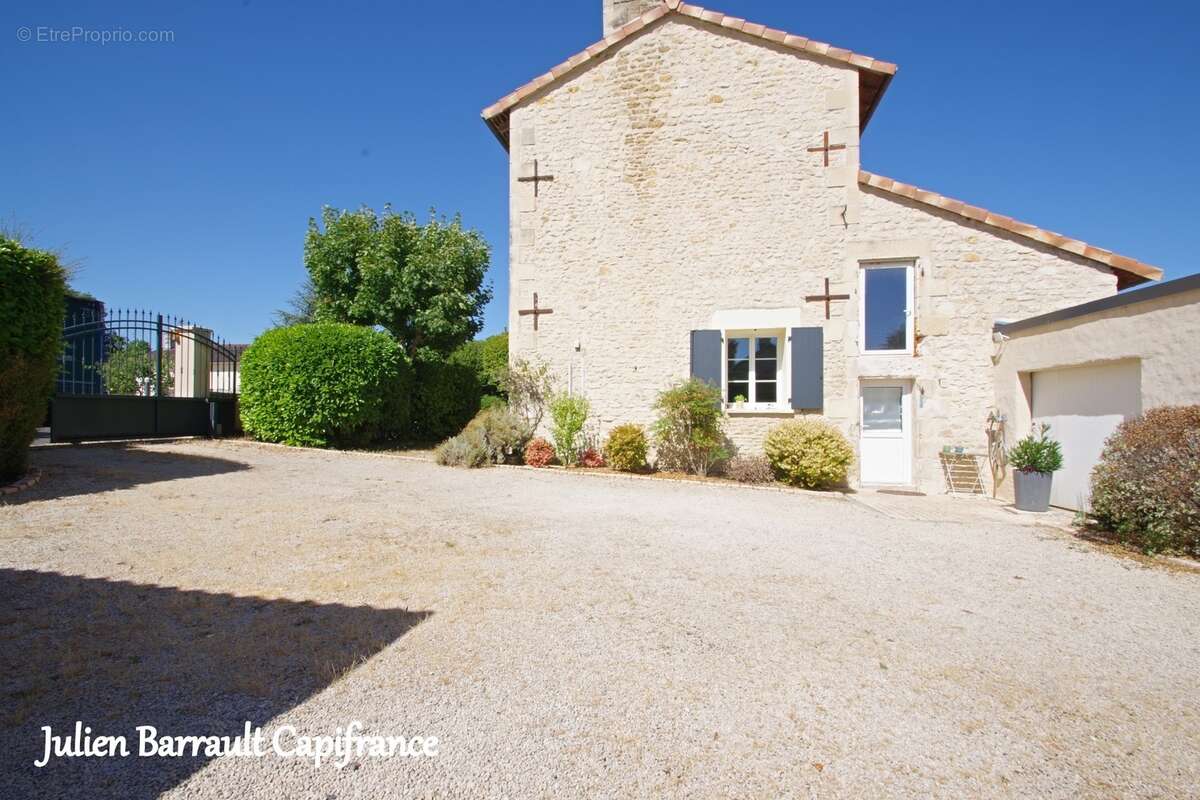 Maison familiale en pierre de 150m² avec 3 chambres rénovée en 2006 sur un terrain arboré et clos de 1617 m² - photo 4
