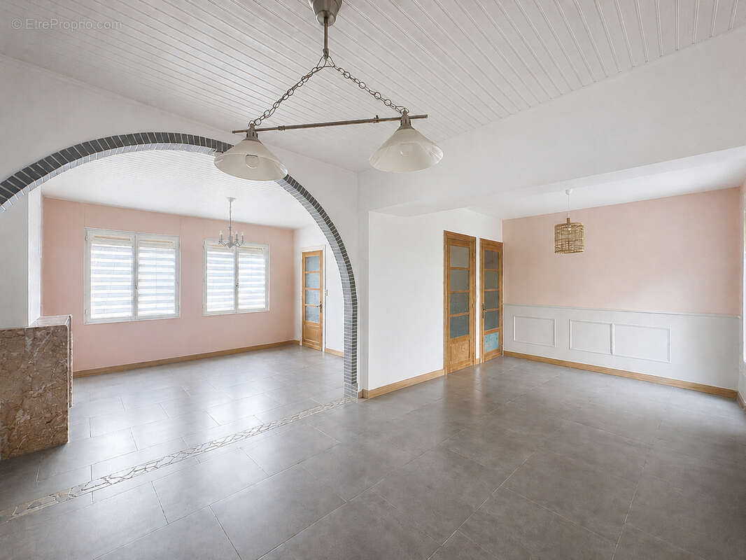 Maison à QUIEVRECHAIN