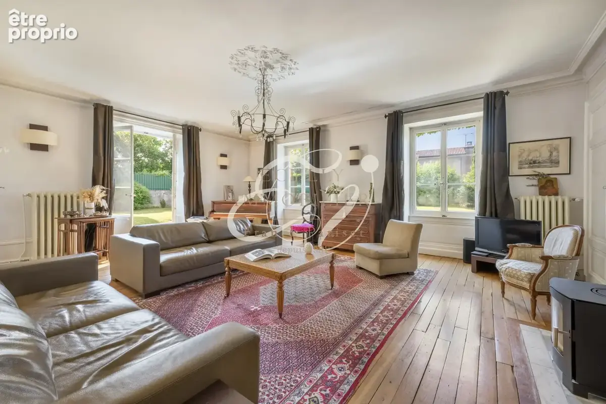 Vente ecully 69130 maison ancienne 11 pieces beaucoup de charme calme belles prestations - photo 4