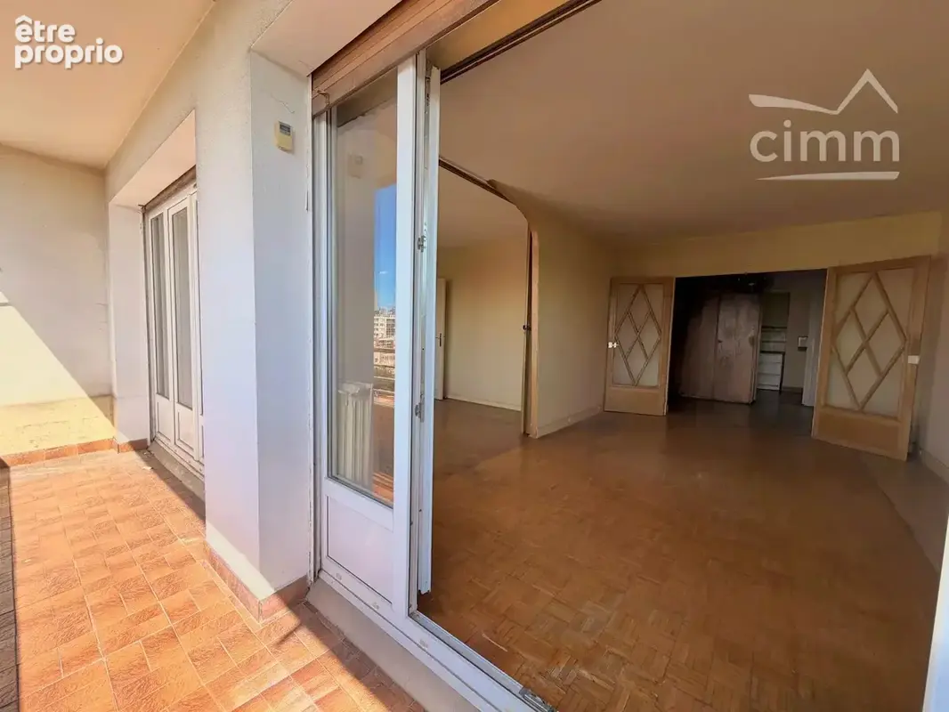 MONTREUIL — T4 de 80 m² avec beau balcon filant, vue dégagée, double parking et cave - photo 15