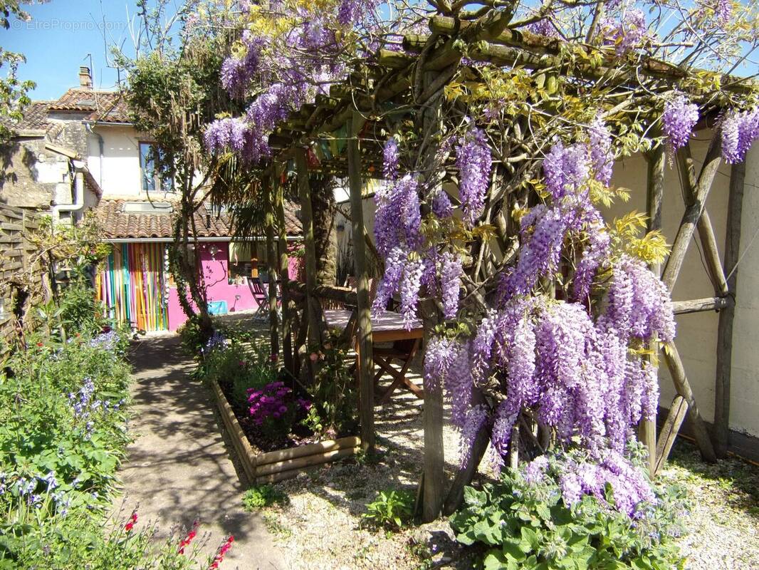 Maison à CHEF-BOUTONNE
