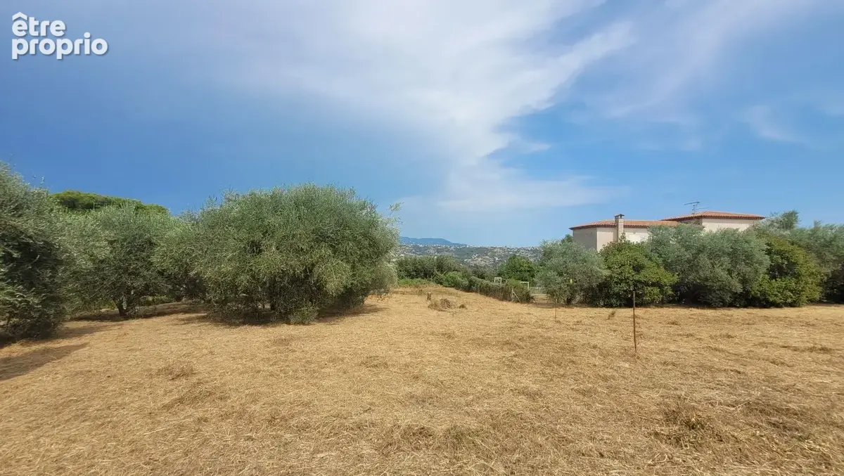 Terrain à SAINT-LAURENT-DU-VAR