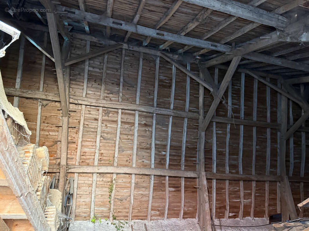 Auv 1227 : Maison de bourg à rénover, jardin, garages et grange - photo 25