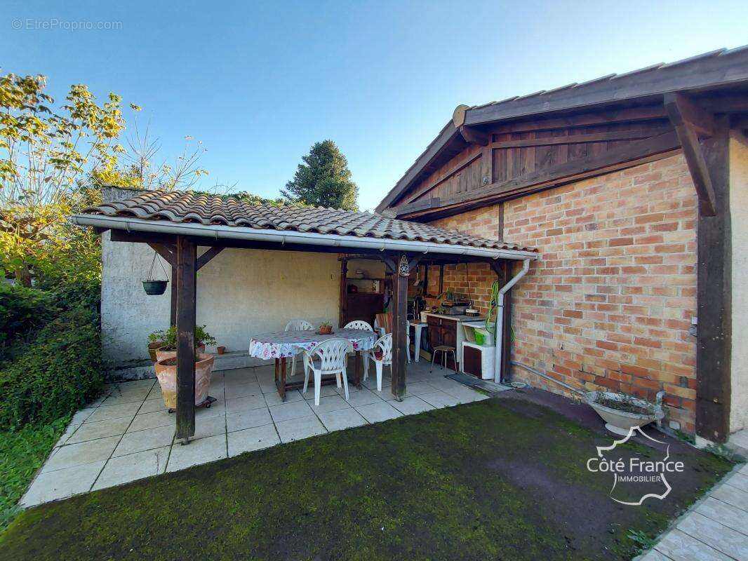 Maison de plain pied avec jardin et dépendance - photo 3