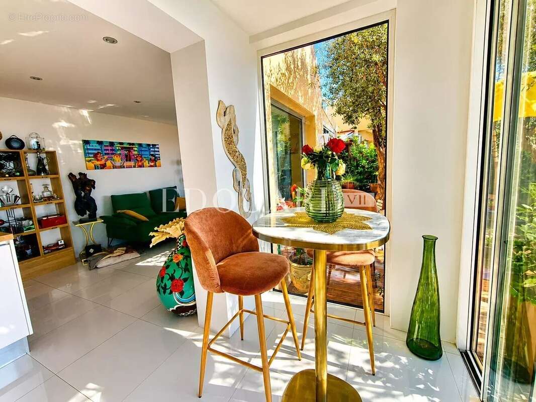 Roquebrune Cap Martin, trois pièces avec spectaculaire terrasse, petite piscine privée et superbe vue mer - photo 8