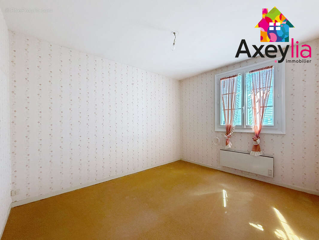 A vendre - mably - maison avec trois chambres, bureau, garage et terrain - photo 8