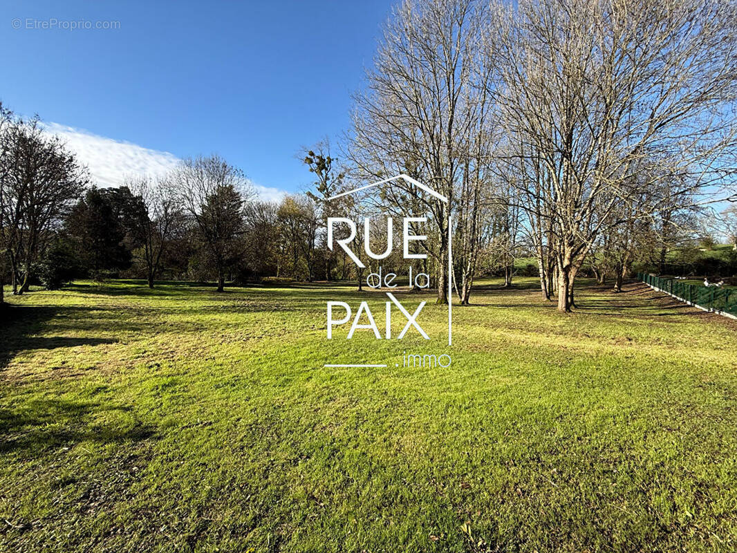 Terrain à MAZIERES-EN-GATINE