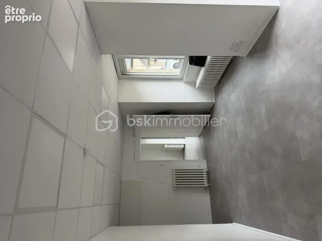 Immeuble de rapport - Local commercial avec 2 cellules - 2 appartements T2 - photo 12