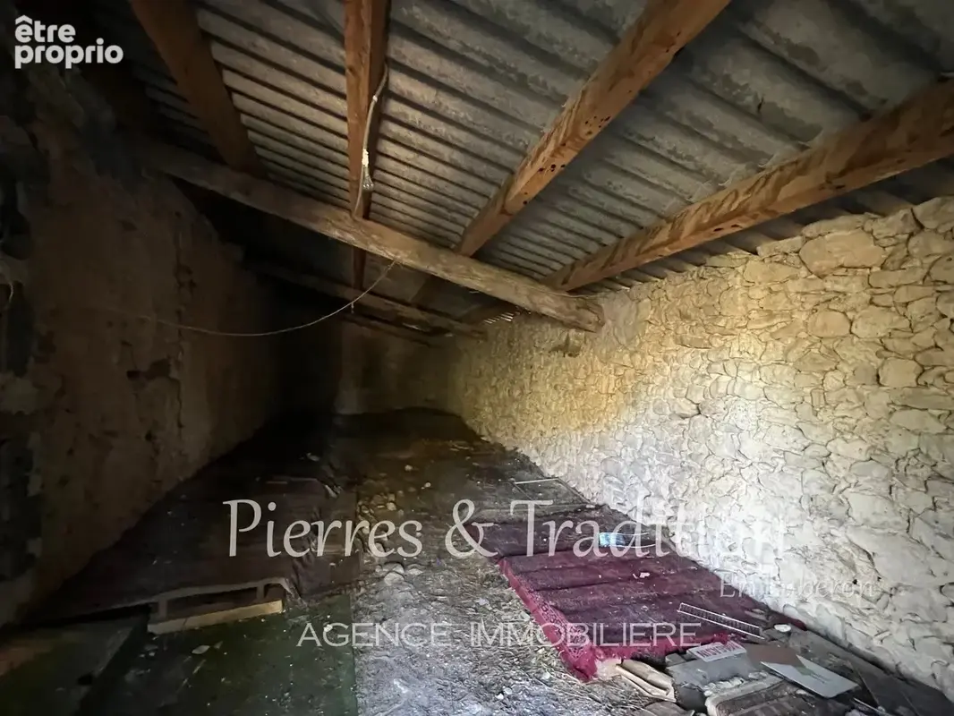 Reillanne, ancienne ferme à rénover avec dépendances sur 17HA - photo 11