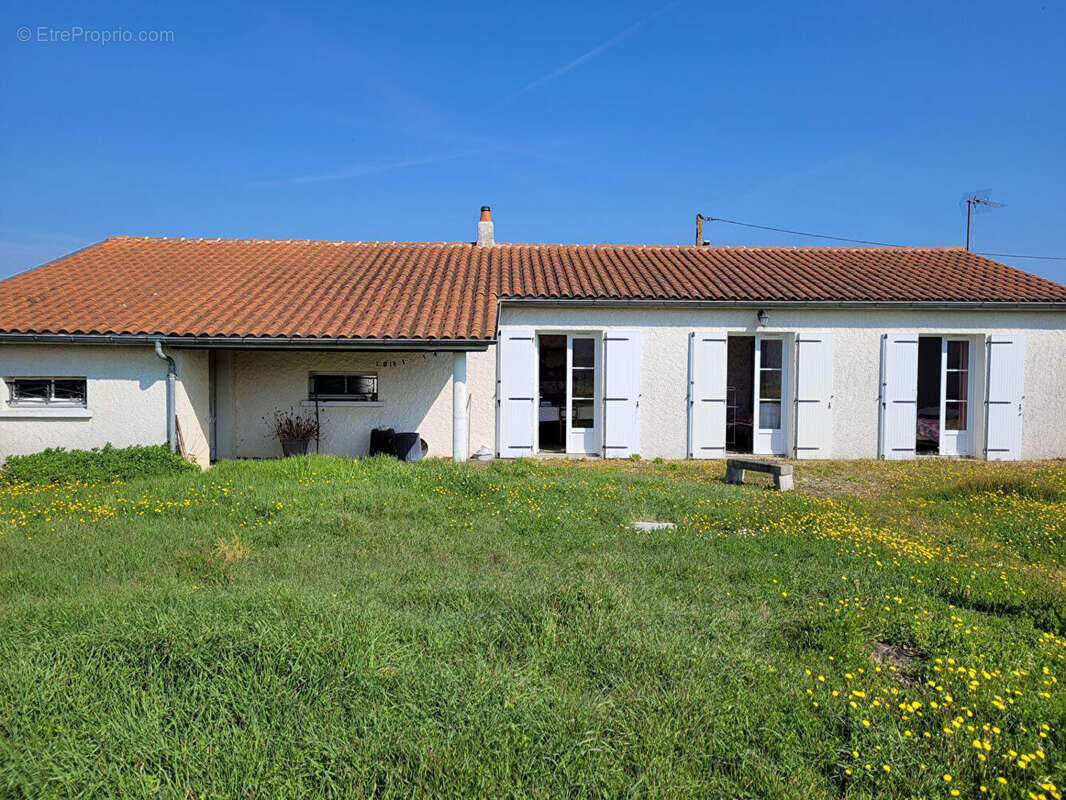 SOUS OFFRE - ECHILLAIS - Maison de plain-pied de  80 m² avec garage double et jardin clos - photo 2