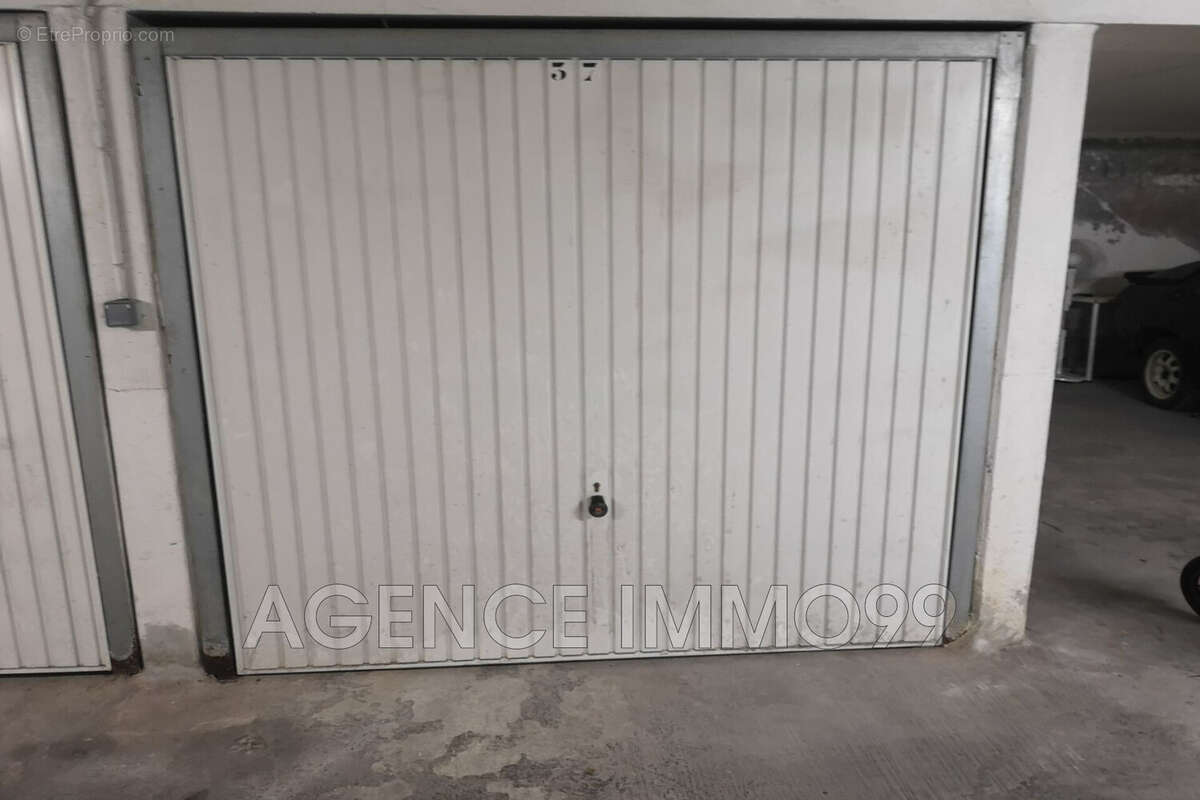 Parking à VALLAURIS