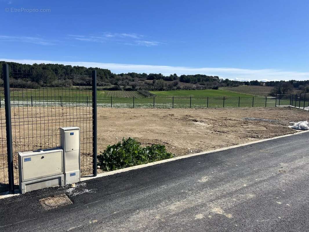 Terrain à GALLARGUES-LE-MONTUEUX