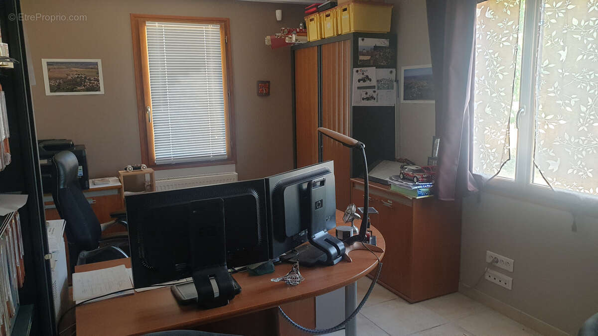 A 40 minutes de Lyon 8, belle villa de 450m2 avec piscine intérieure sur 3 224 m2 de terrain clos - photo 9