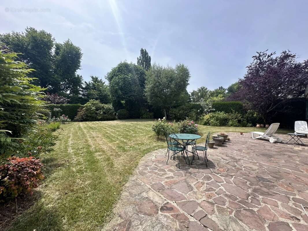 Maison à LE MESNIL-SAINT-DENIS