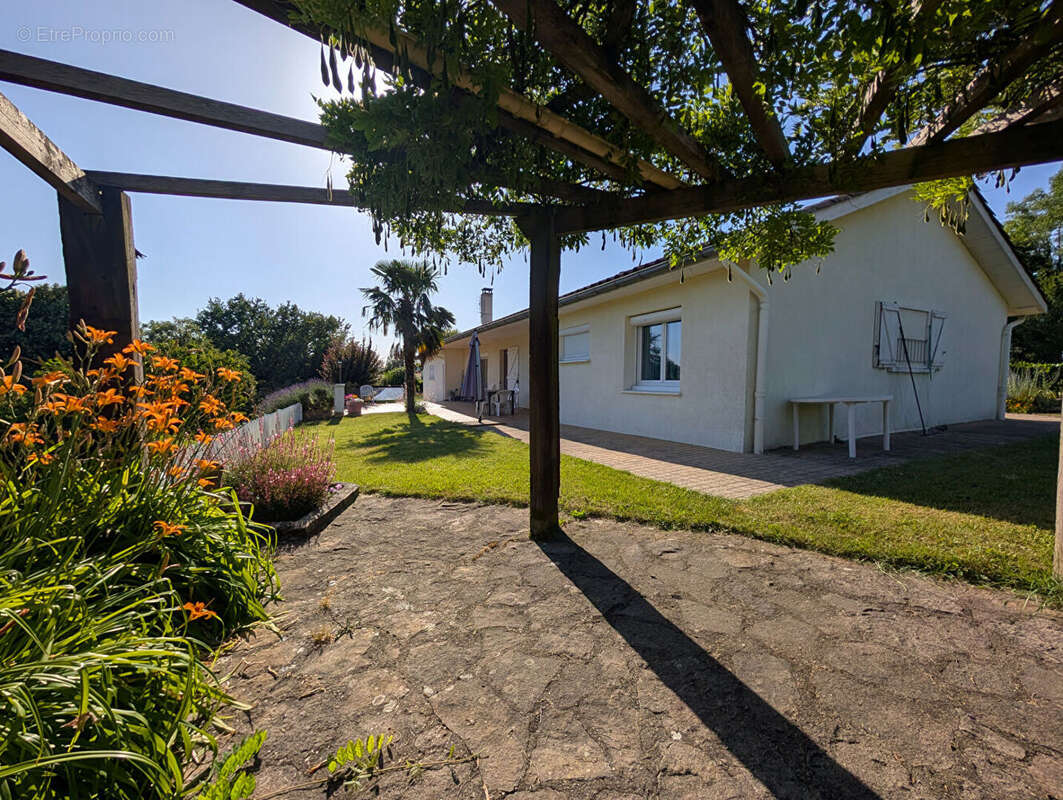 Maison à EYZIN-PINET