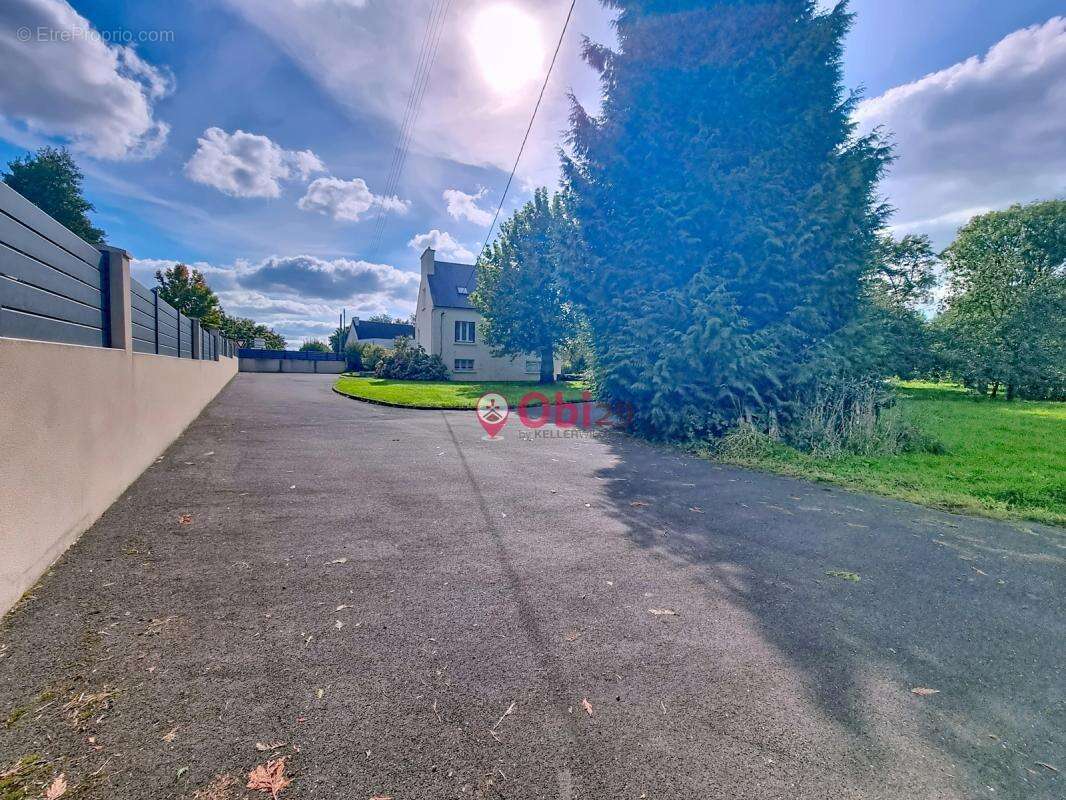 Maison à CHATEAUNEUF-DU-FAOU