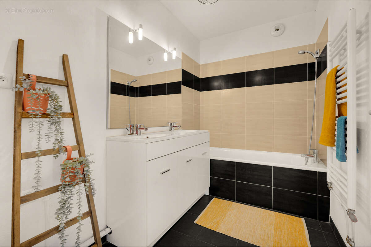 Appartement à BEAUZELLE