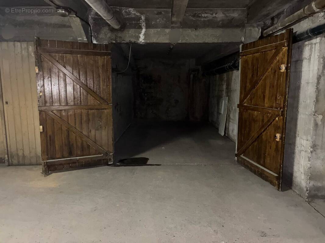 Parking à SAINT-MAUR-DES-FOSSES