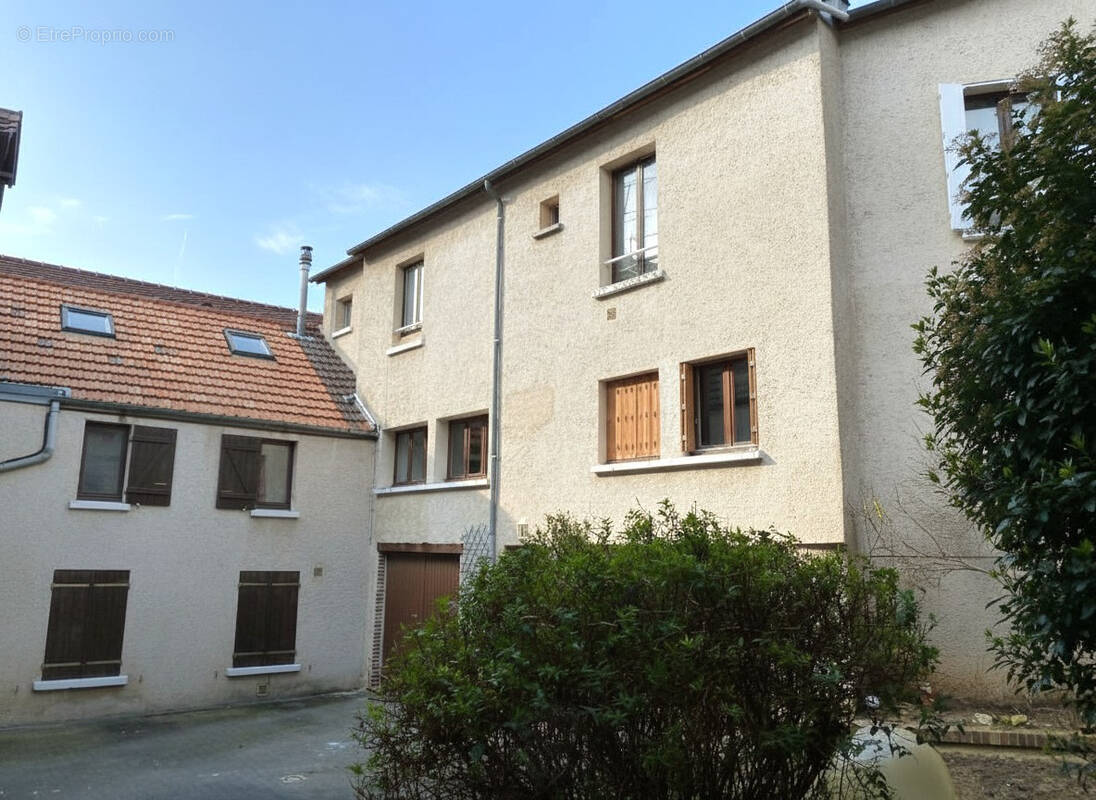 Appartement à NEAUPHLE-LE-CHATEAU