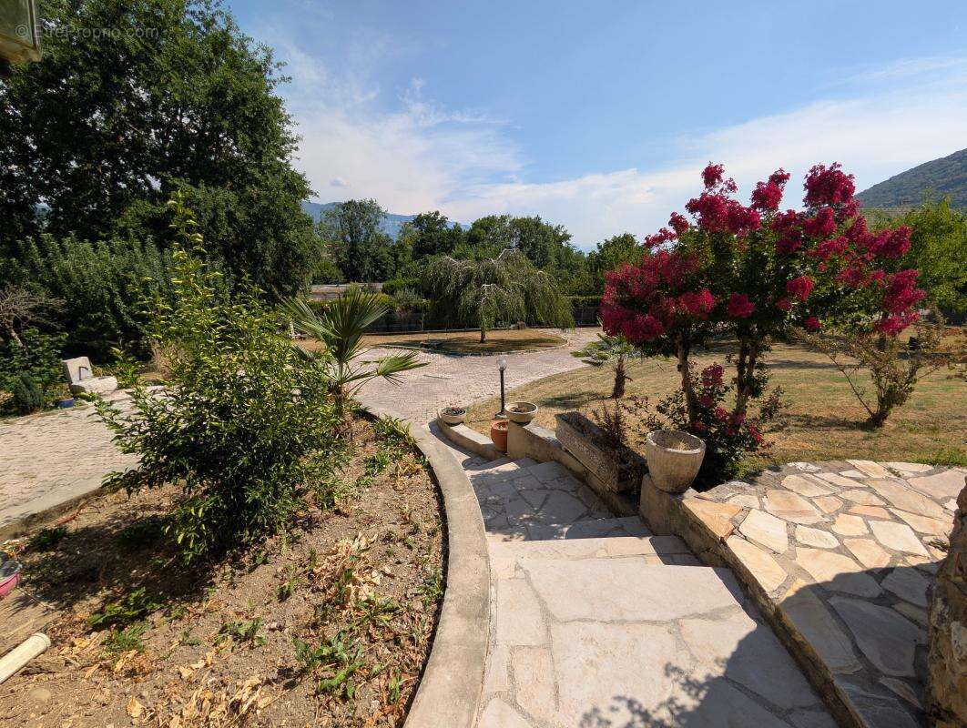 À moins de 10 minutes du centre-ville d'Aix-les-Bains – A vendre belle maison individuelle aux volumes généreux, idéale pour une - photo 21