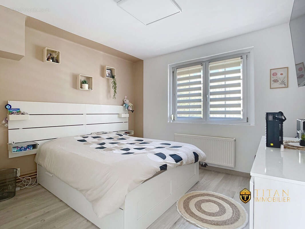Maison mitoyenne avec 2 chambres, un bureau, comble aménageable, jardin exposé sud et grand garage à Dunkerque (59240)