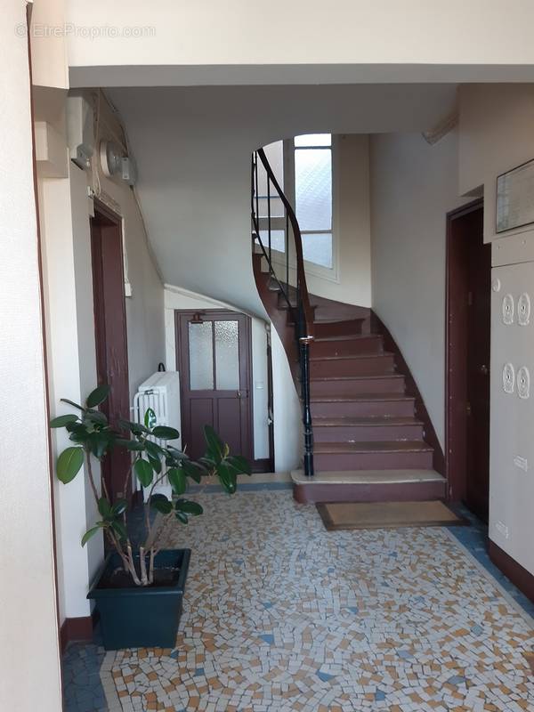ENTREE 2ème IMMEUBLE - ESCALIER - Appartement à PARIS-20E