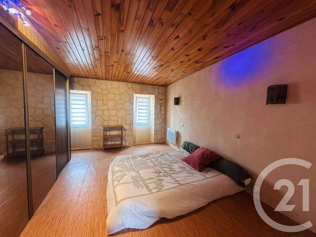 Maison à SAINT-YZAN-DE-SOUDIAC