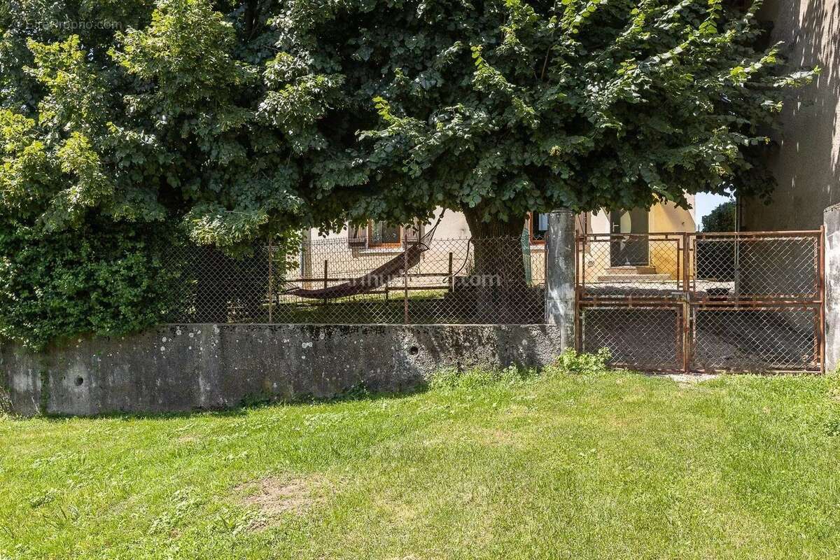 Maison à VEZERONCE-CURTIN