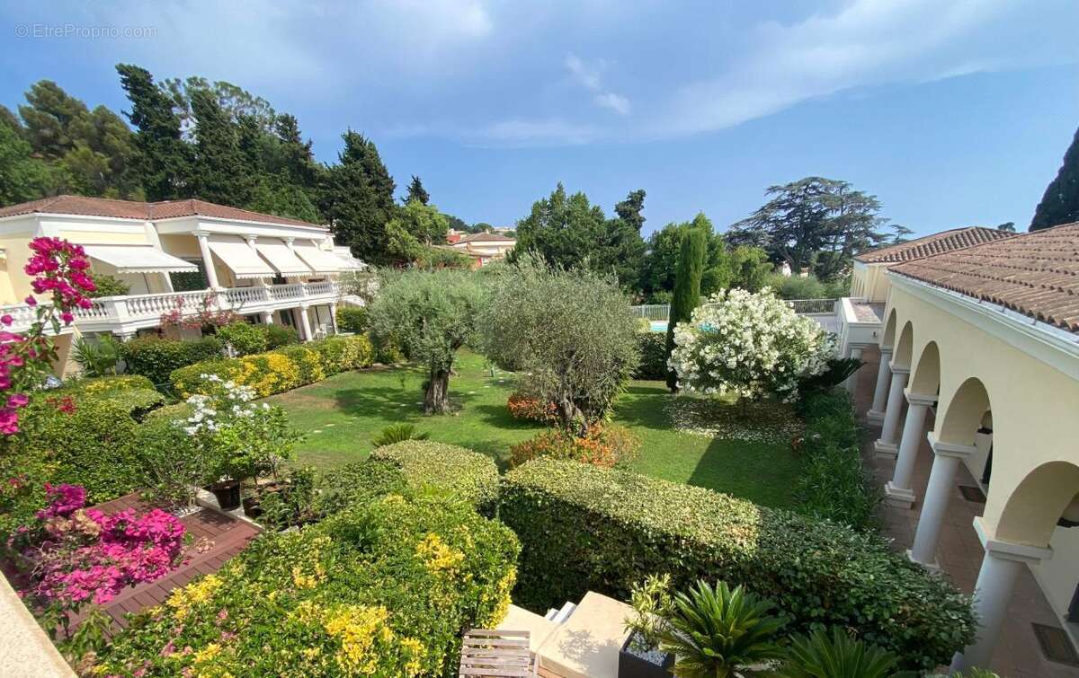 Californie-Pezou, grand T2 en dernier étage avec piscine et garage - photo 12