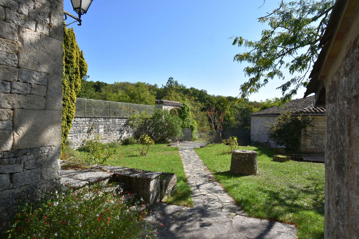 Maison à MONTAIGU-DE-QUERCY