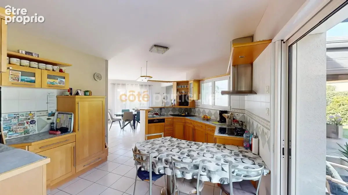 Mortagne-sur-sèvre - plain-pied 179 m² - terrain 966 m² - garage 39 m² - sans vis-à-vis - photo 6