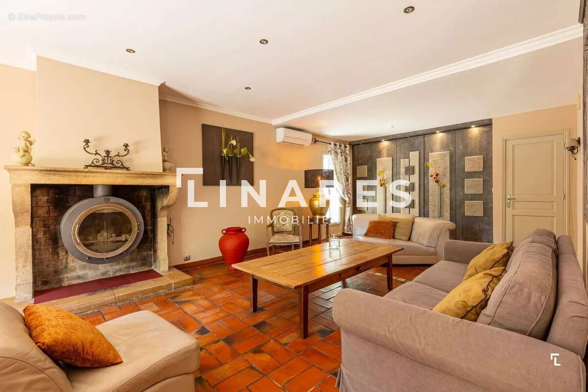 LE DOMAINE PROVENÇAL - Villa T6 de 287m² dont deux dépendances de 26m² - Piscine - Terrain de 6900m²  - 13011 EOURES - photo 10