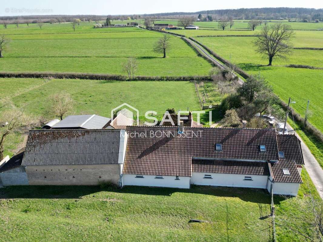 Maison 140 m² à Saint-Bonnet-Troncais  - photo 4