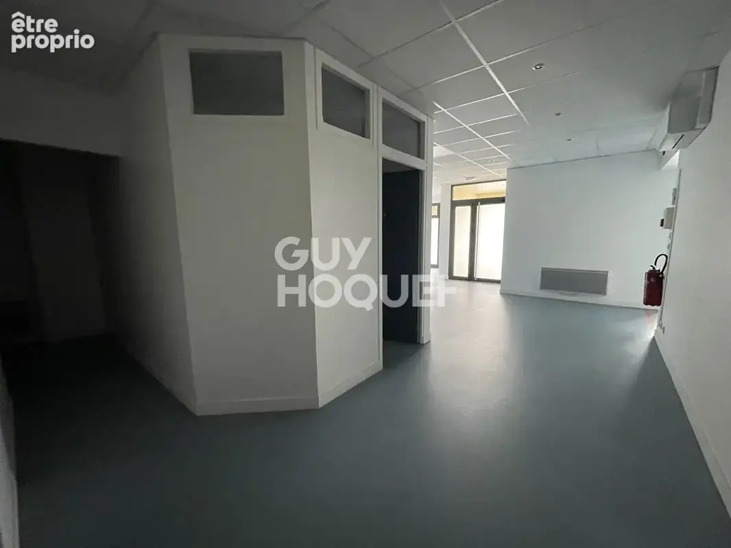 Vous cherchez un local commercial ? Local 200m2 à Saussay - Axe Passant - photo 3