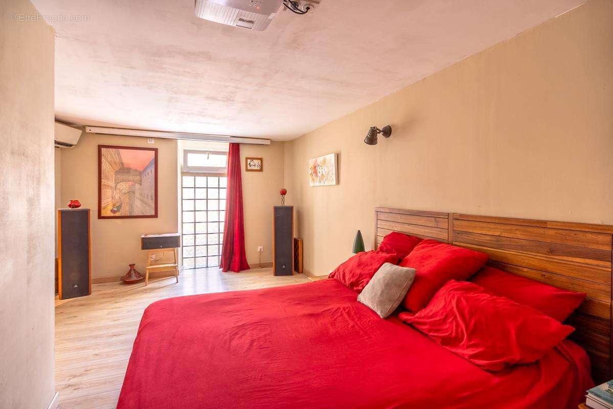 Rare à Cuges-les Pins-Maison de village de caractère de 115 M2 avec terrasse de plus de 21M2 - photo 5