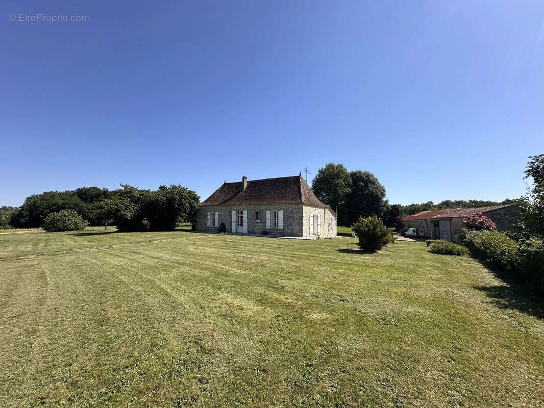 Propriété en pierre avec double garage et grange près d'Eymet - photo 2