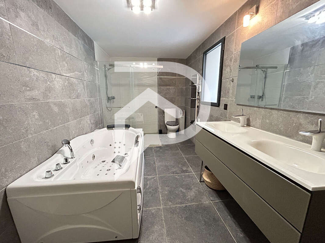 Maison à SAINT-LAURENT-D'AIGOUZE