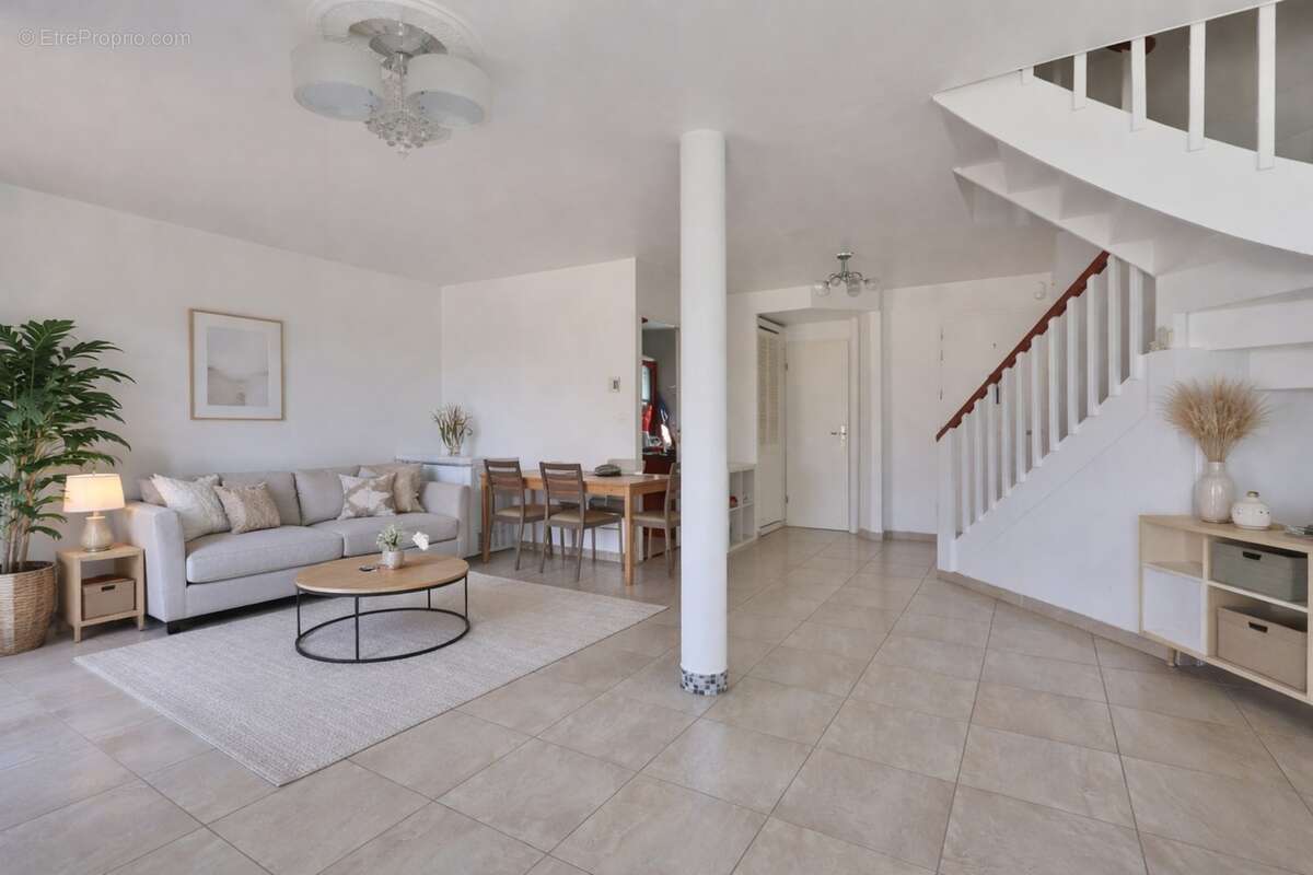 Maison individuelle avec garage à vendre 6 pièces VENISSIEUX (69) - photo 3
