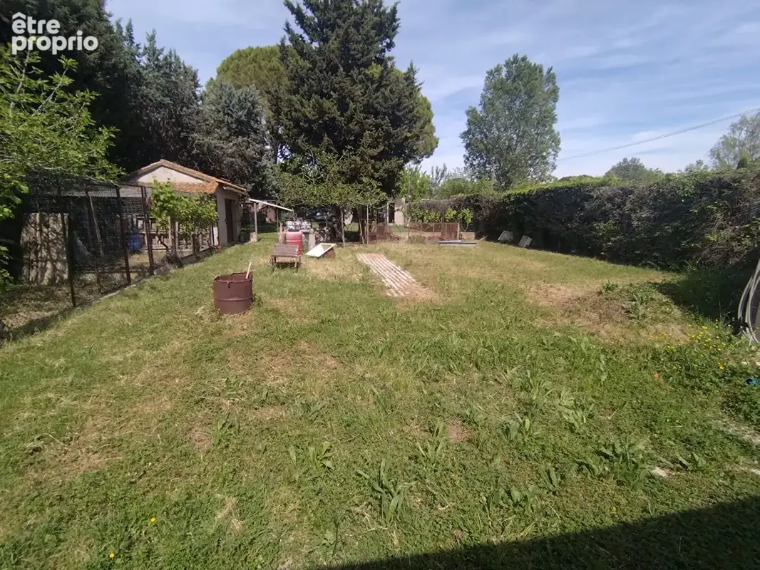 Terrain à ENTRAIGUES-SUR-LA-SORGUE