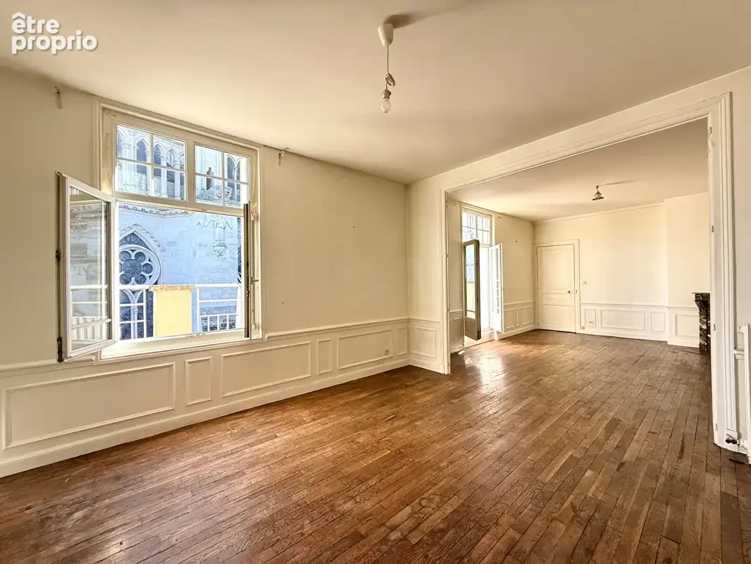 Appartement t5 avec balcon sur cathedrale - place royale - photo 3