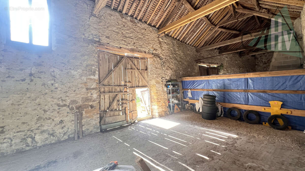 77 - VOULX - Double Grange 120 m2 environ avec jardinet - photo 3