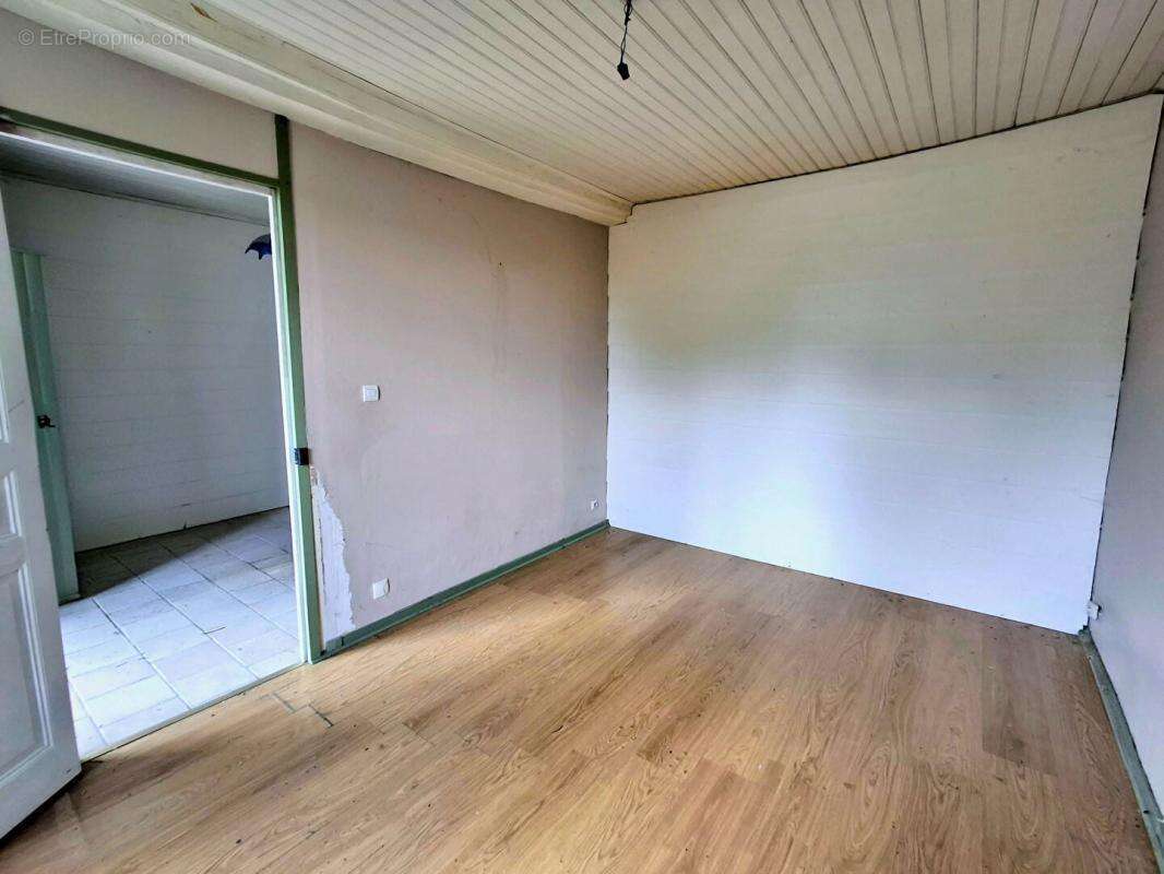 Maison de campagne à rénover - 120 m², 3 chambres, 1,8 ha de terrain avec chai à Saint-Palais-de-Négrignac - photo 9